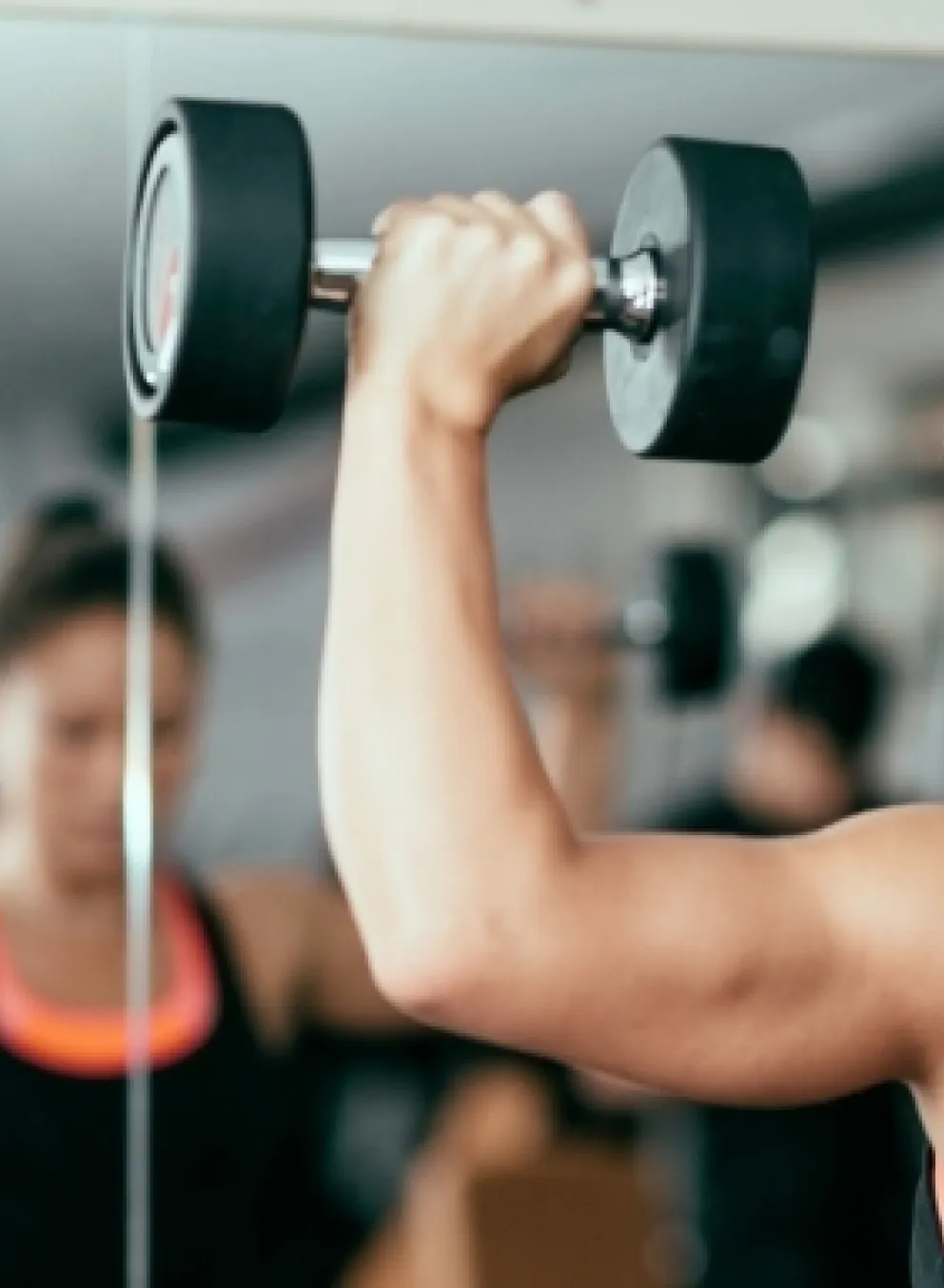 woman lifting barbells