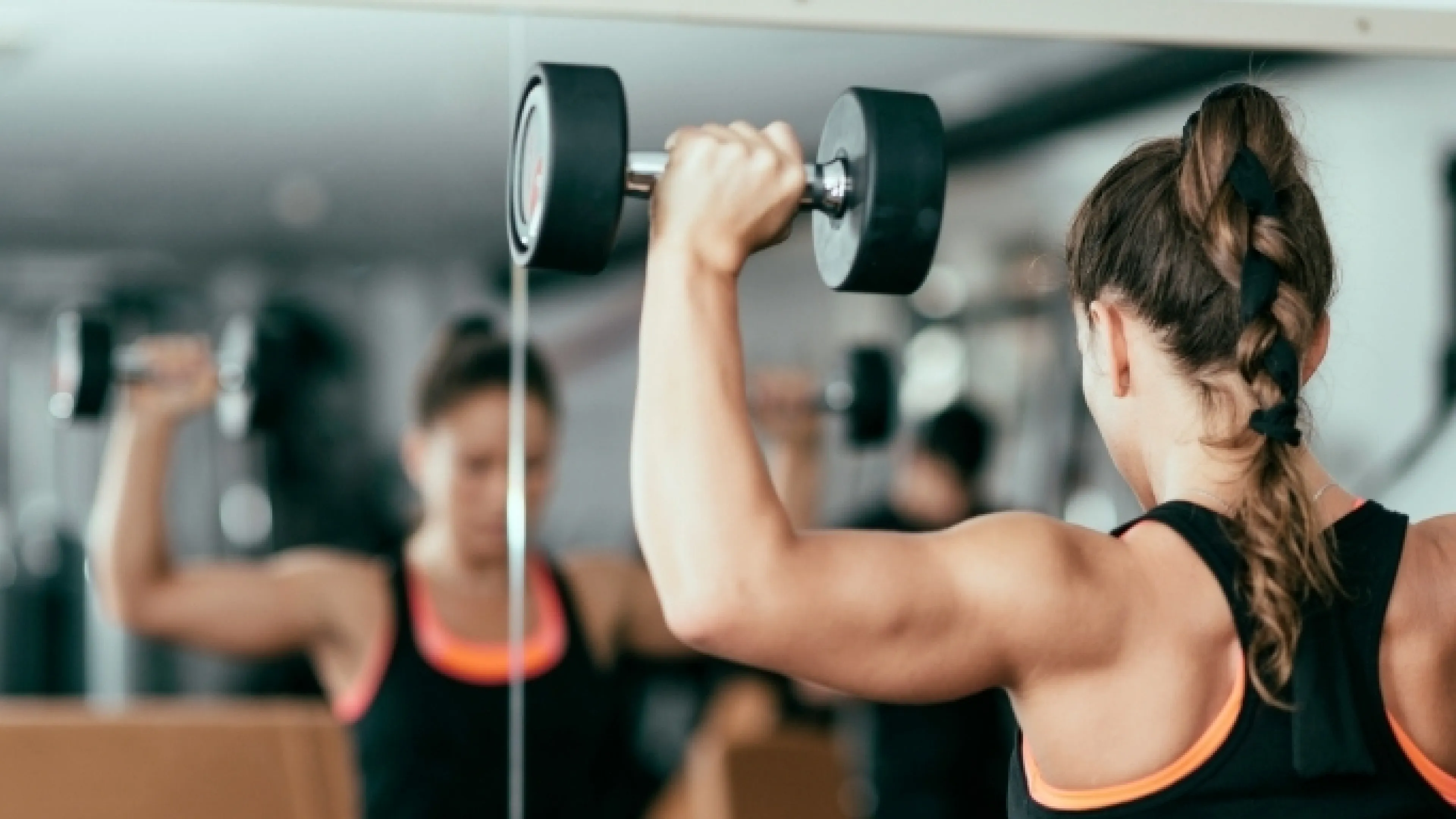 woman lifting barbells